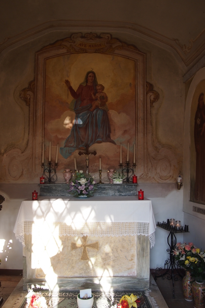 La Madonna all'interno della chiesetta